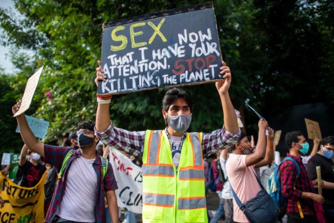 Activistas medioambientales y simpatizantes muestran pancartas durante la jornada de lucha contra el cambio climático en Nueva Delhi, India.