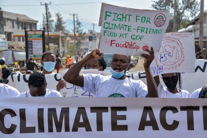 Jóvenes activistas medioambientales participan en la caminata Fridays for Future para exigir justicia climática en Kisumu, al oeste de Kenia.