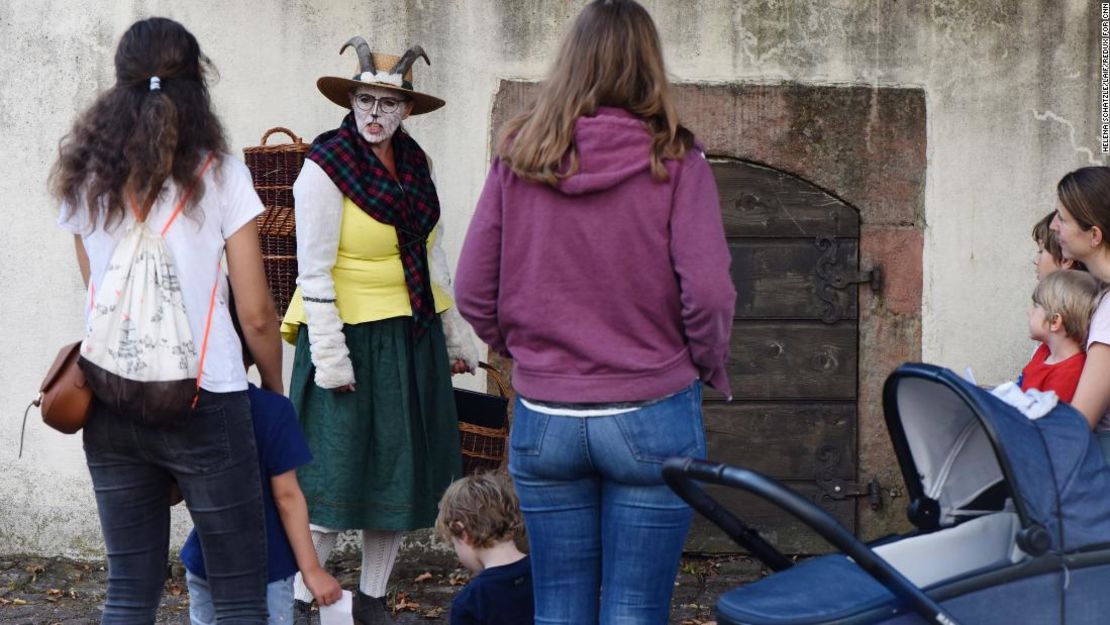 Una cuentacuentos disfrazada de cabra dirige una visita a la Casa de los Hermanos Grimm.