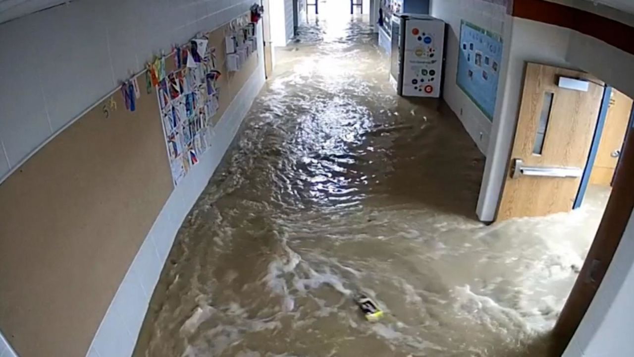 CNNE 1072131 - impresionante inundacion repentina en una escuela