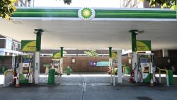 CNNE 1072139 - bp cierra estaciones de servicio en reino unido