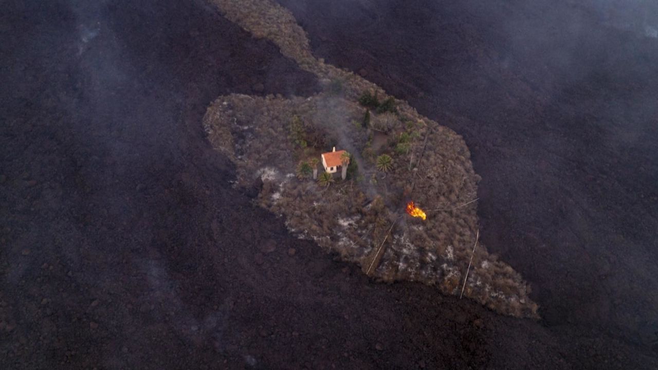 CNNE 1072148 - una "casa milagro" escapa de lava del volcan en la palma