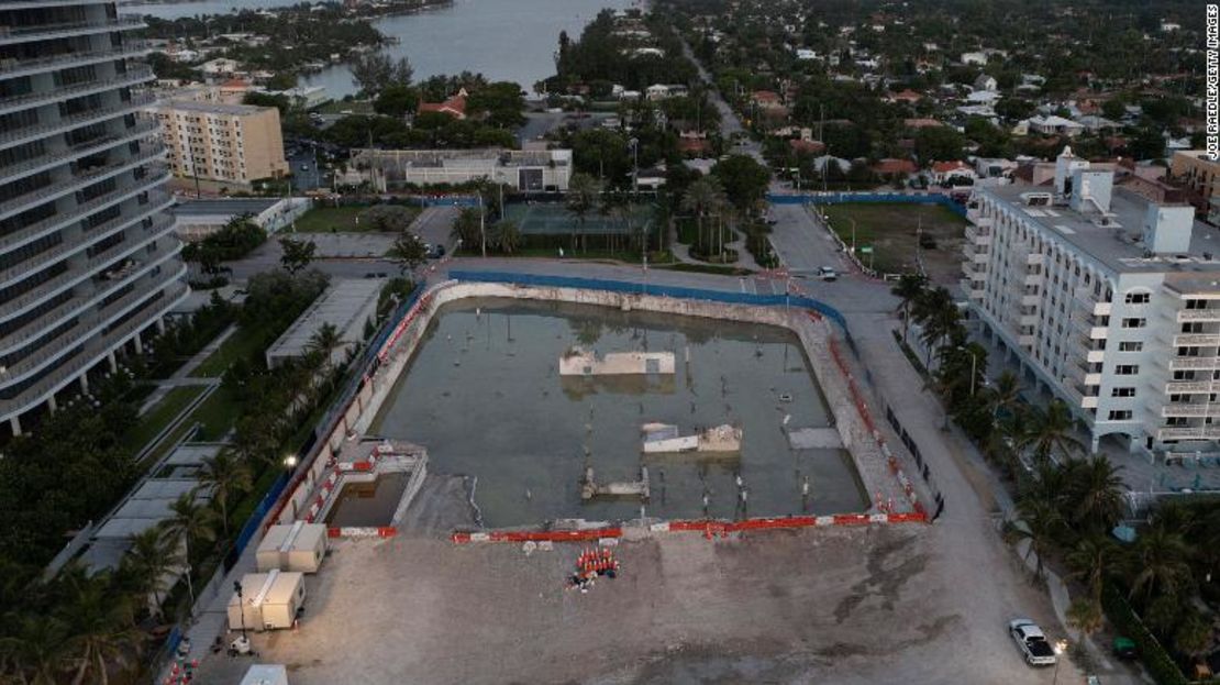 En esta vista aérea del 31 de julio de 2021, el terreno despejado donde se encontraba el edificio de condominios Champlain Towers South, de 12 pisos, que se derrumbó en Surfside, Florida.