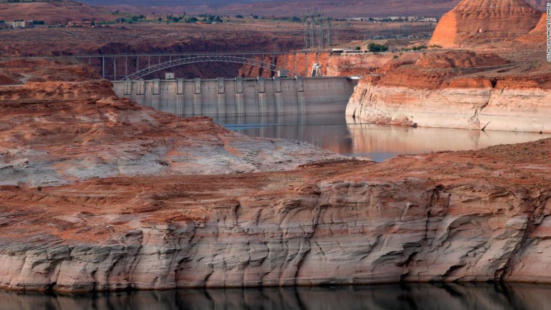 La presa de Glen Canyon en el lago Powell, en Arizona, en junio.