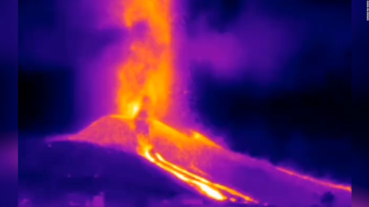 CNNE 1072234 - video infrarrojo capta la lava del volcan en la palma