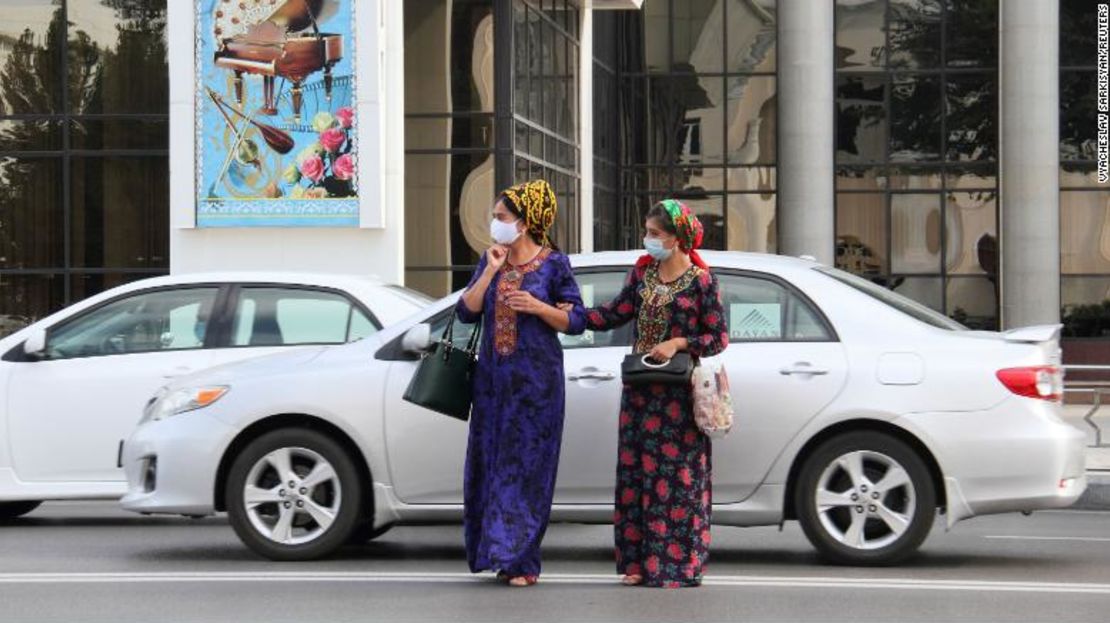 Mujeres con mascarillas cruzan una calle en Ashgabat, Turkmenistán, el 15 de julio de 2020.