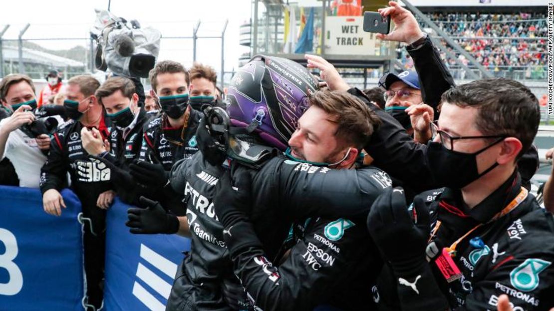 Hamilton celebra la victoria en el Gran Premio de Rusia.