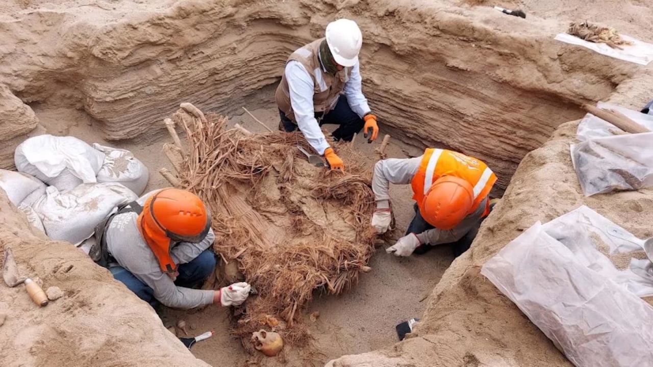 CNNE 1073043 - descubren restos funerarios de mas de 800 anos en peru