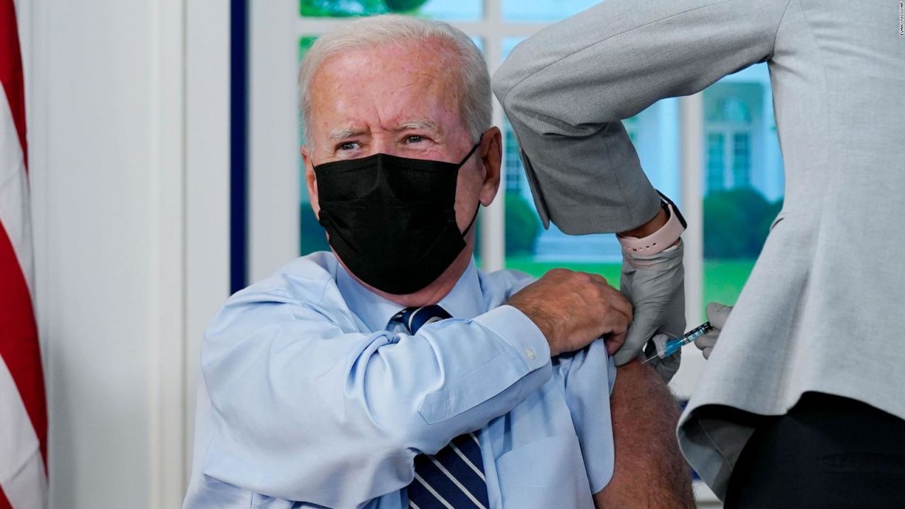 CNNE 1073120 - biden recibe dosis de refuerzo de vacuna contra covid-19