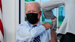 CNNE 1073120 - biden recibe dosis de refuerzo de vacuna contra covid-19