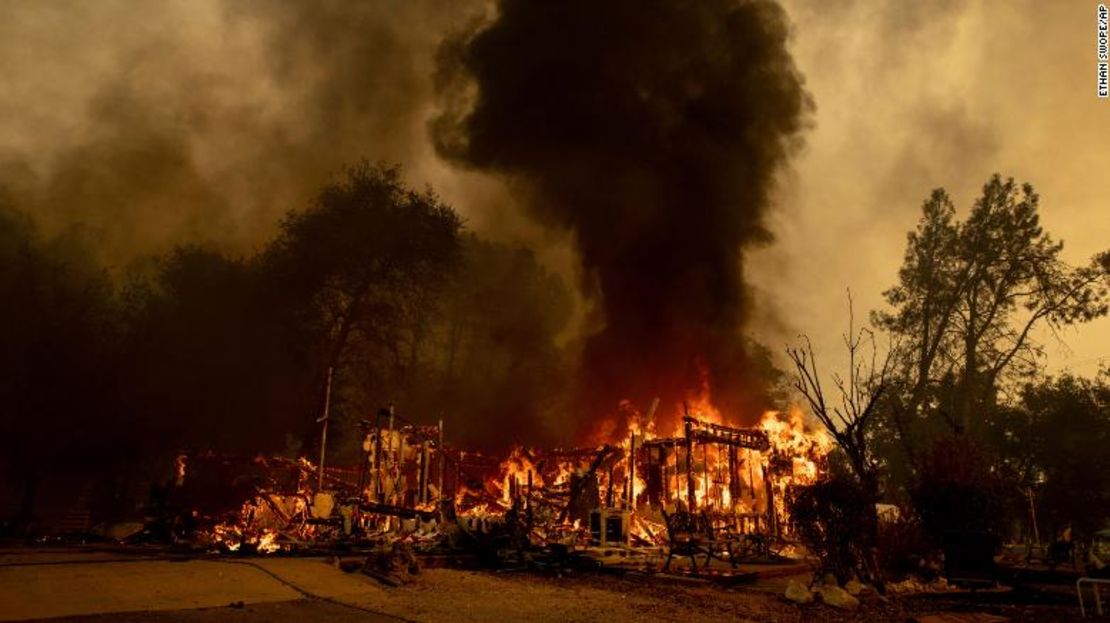 Las llamas consumen una casa mientras el incendio Fawn arde al norte de Redding el 23 de septiembre.