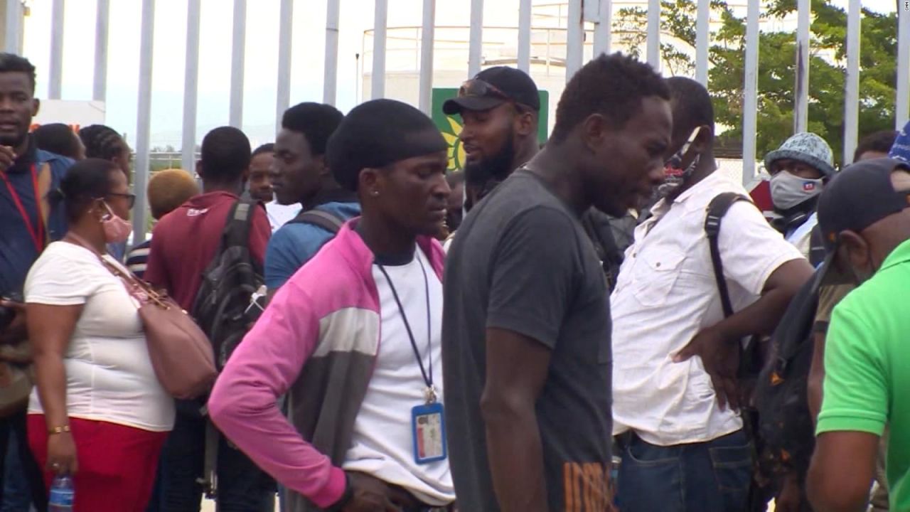 CNNE 1073207 - haitianos deportados por ee-uu- nos trataron como presos