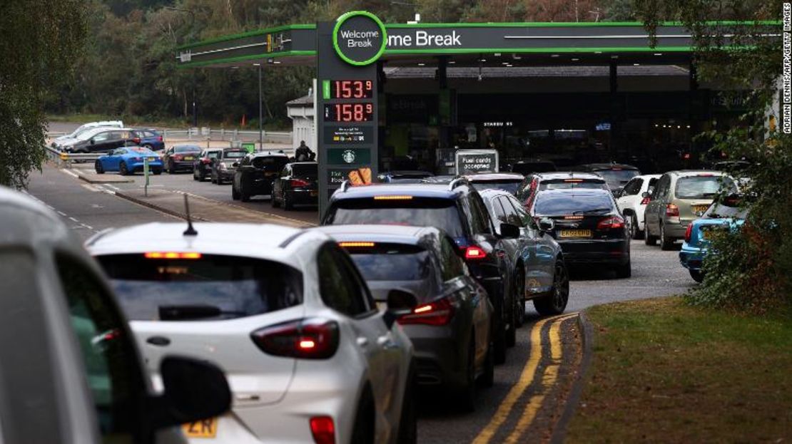 Automovilistas hacen fila para cargar combustible en una estación junto a la autopista M3 cerca de Fleet, al oeste de Londres, el 26 de septiembre de 2021.