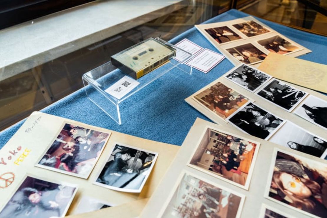 La cinta contiene la entrevista de 33 minutos con John Lennon y Yoko Ono. Además hay fotografías polaroid capturadas por uno de los escolares. Crédito: Ida Marie Odgaard / Ritzau Scanpix / AFP / Getty Images