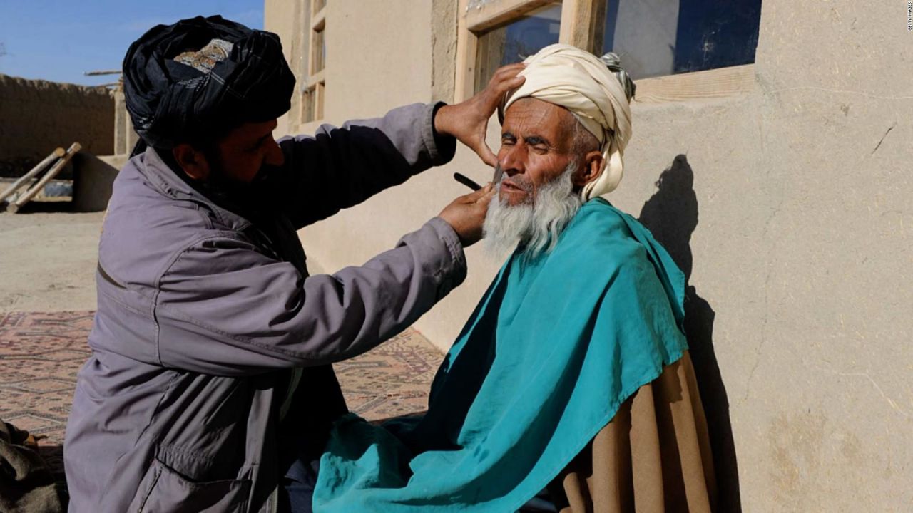 CNNE 1073457 - talibanes prohiben afeitar barbas en provincia afgana