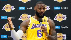 CNNE 1073762 - lebron se vacuna contra covid-19, pero no hace exhortos