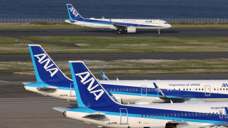 3. ANA All Nippon Airways: Esta aerolínea japonesa también fue reconocida por la Mejor Limpieza de Cabina de Aerolínea del Mundo, los Mejores Servicios Aeroportuarios del Mundo, el Mejor Personal de Aerolínea en Asia y la Mejor Sala de Primera Clase en Asia. Créditos: Yuki Iwamura/AFP/Getty Images