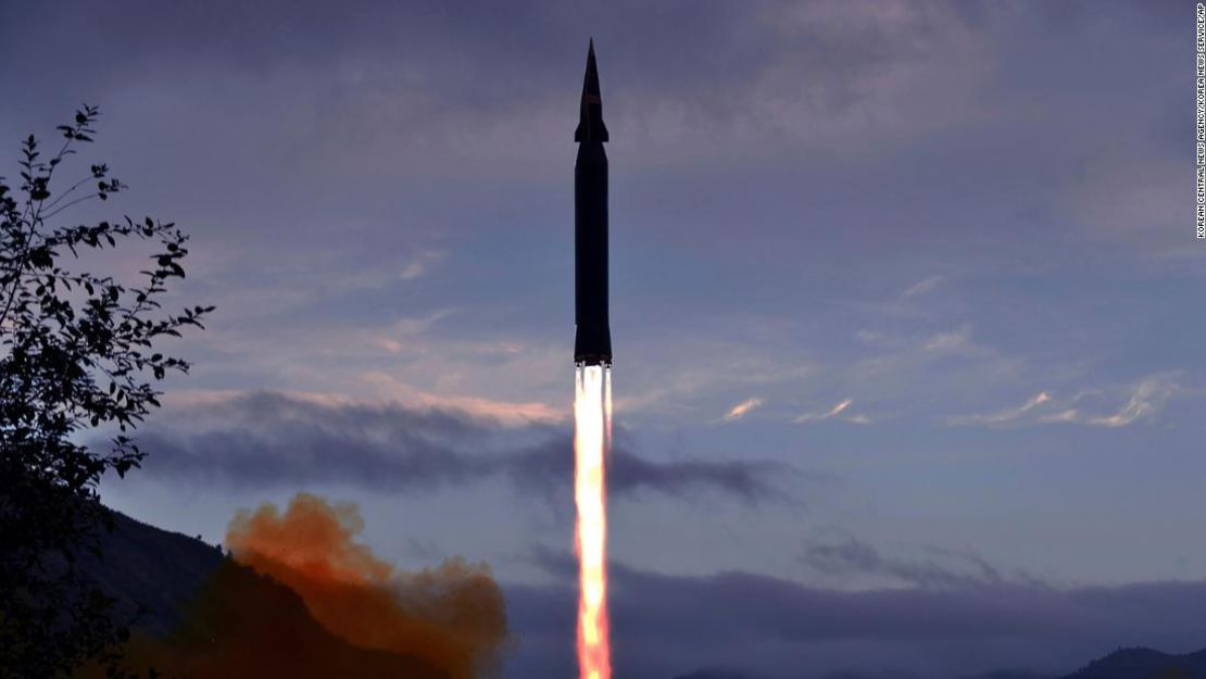 Lo que Corea del Norte afirma que es un nuevo misil hipersónico lanzado el martes.