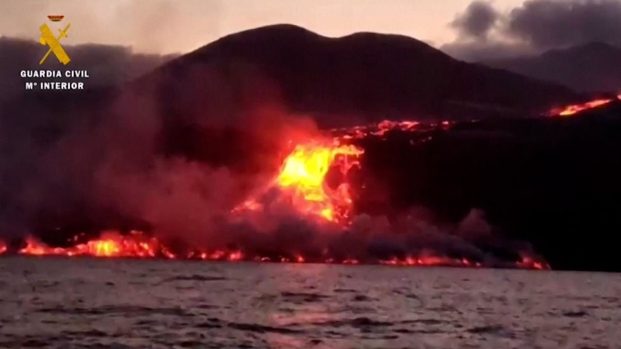 CNNE 1074066 - el momento exacto en que la lava de la palma toca el mar