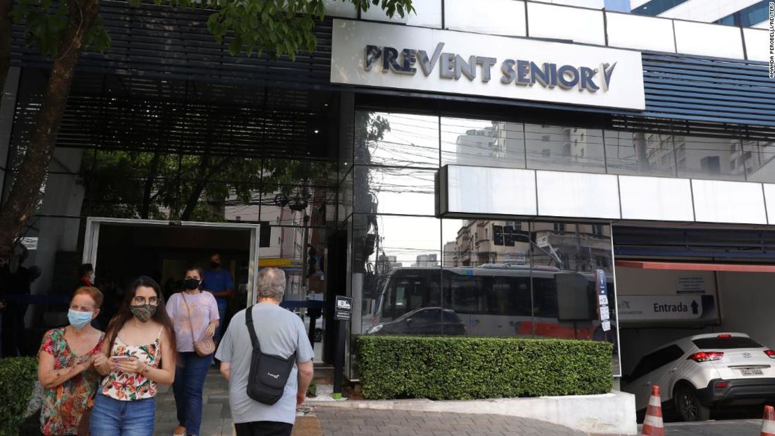 La gente cruza la entrada de un hospital de Prevent Senior en Sao Paulo, Brasil, el 28 de septiembre.