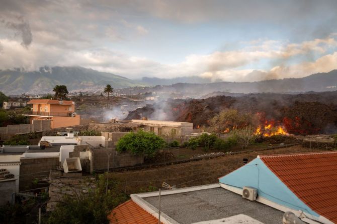 Una columna de humo se eleva de la lava que se enfría en Los Llanos de Aridane, en la isla canaria de La Palma, el 20 de septiembre de 2021, tras la erupción del volcán Cumbre Vieja.