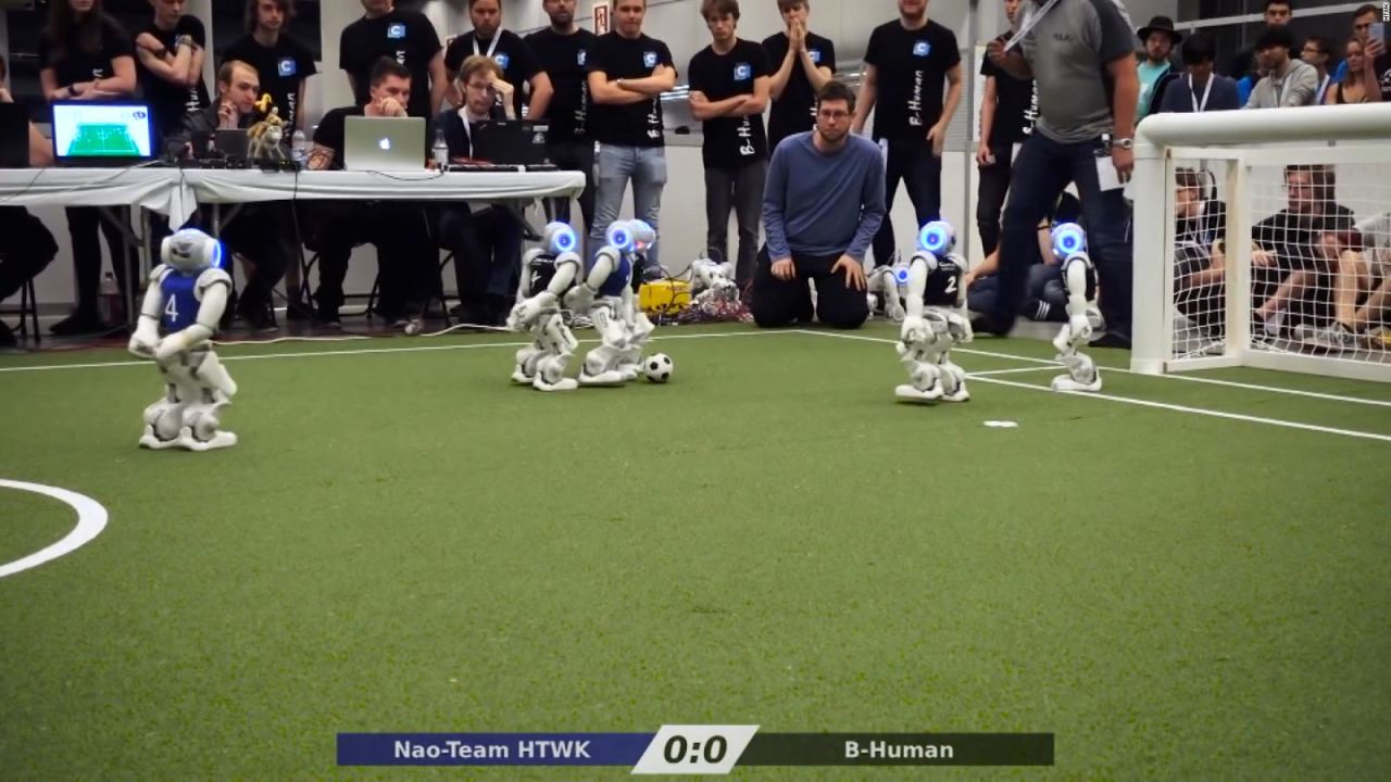 CNNE 1074412 - robots juegan al futbol en la robocup de japon