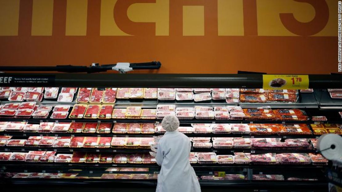 Un empleado reabastece los estantes con carne de cerdo en la sección de carnes en un supermercado de Kroger Co. en Louisville, Kentucky, EE.UU., el martes 5 de marzo de 2019. Fotógrafo: Luke Sharrett/Bloomberg