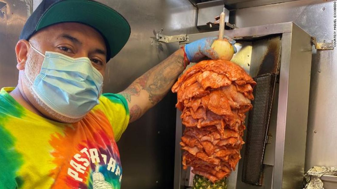 Miguel Escobedo, chef quien dirige el camión de comida Al Pastor Papi en San Francisco.