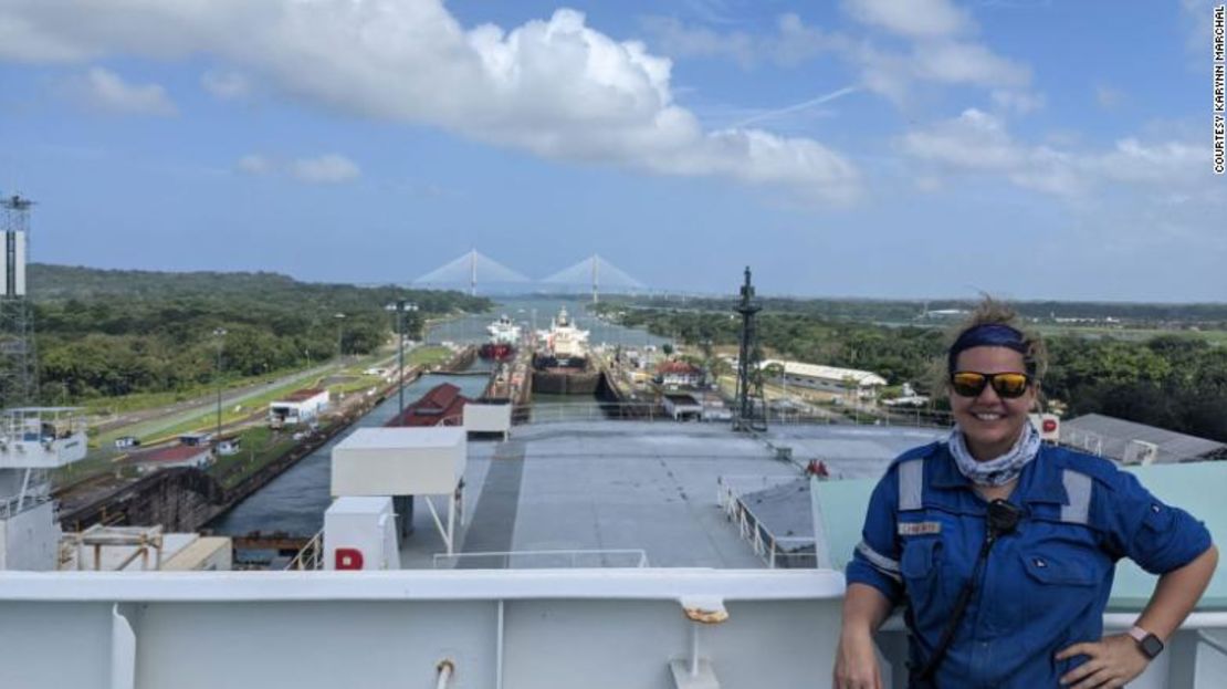 Karynn Marchal, directora general, fotografiada a bordo de su embarcación en enero de 2021 en el Canal de Panamá.