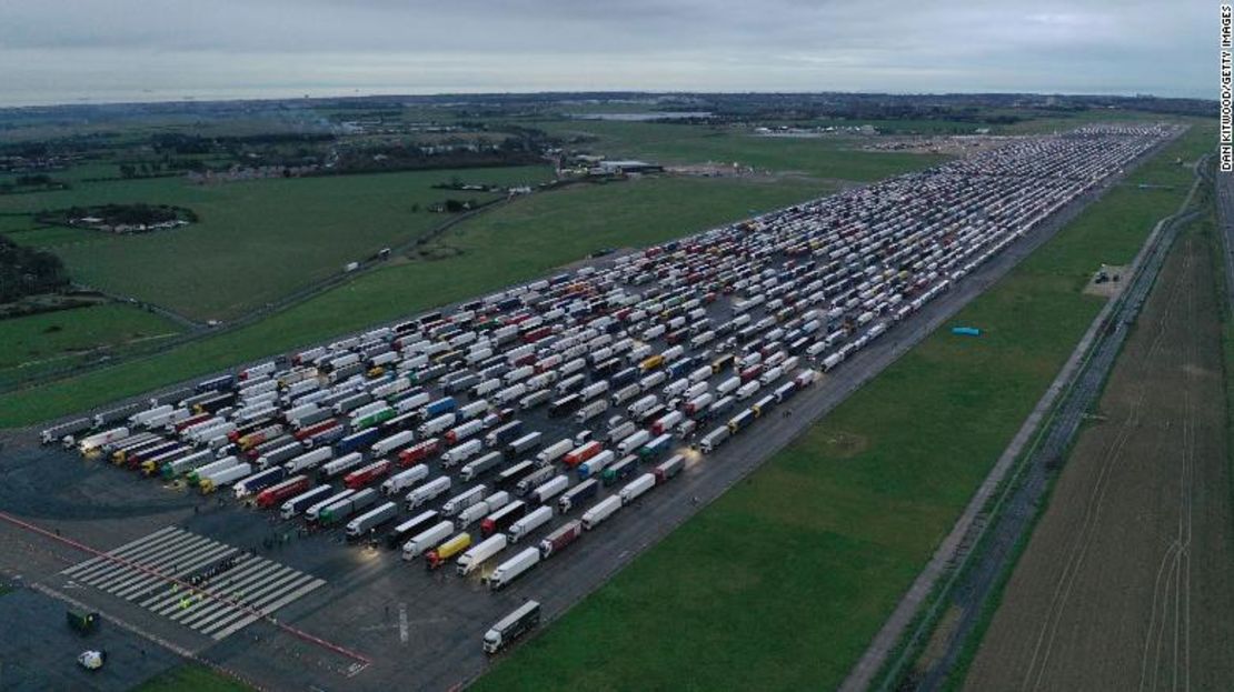 Camiones estacionados en la pista del aeropuerto de Manston en Inglaterra esperando cruzar el Canal de la Mancha el 22 de diciembre de 2020.