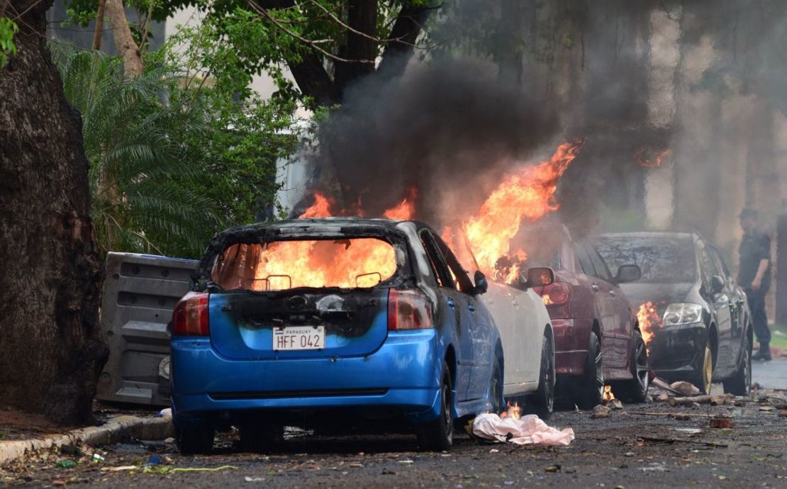 Imágenes de autos quemados durante la protesta en Asunción el 29 de septiembre de 2021.