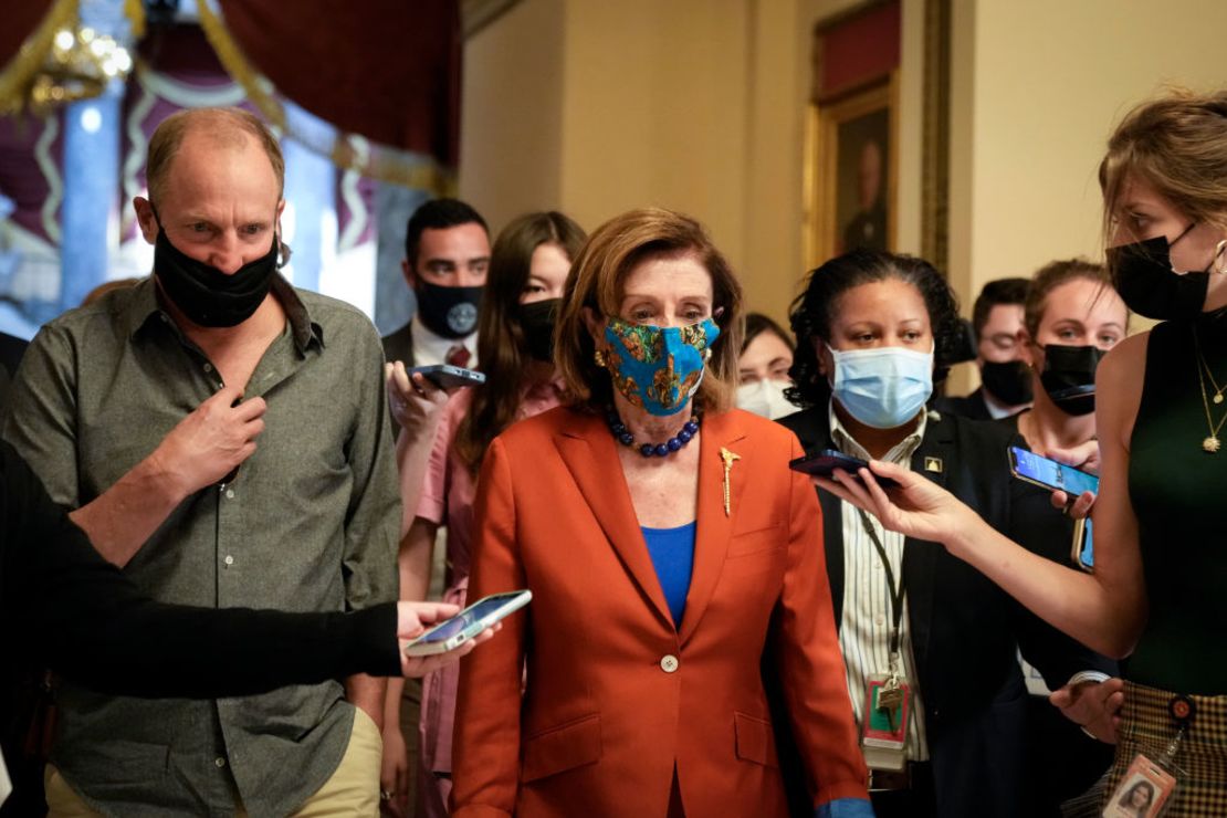 El actor Woody Harrelson camina con la presidenta de la Cámara de Representantes, Nancy Pelosi, hacia el piso de la Cámara para una votación de procedimiento en relación con la suspensión del techo de la deuda de EE.UU. en el Capitolio.