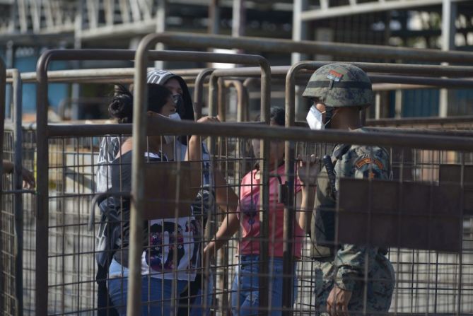 Familiares de reclusos hablan con la policía pidiendo información durante un motín en la prisión Regional de Guayaquil, Ecuador, el 28 de septiembre de 2021. Mira en esta galería las imágenes del drama que se vive tras el episodio que dejó más de 100 muertos.