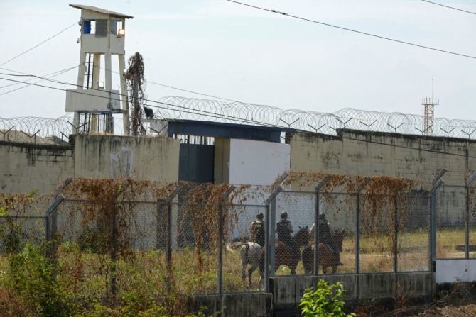 Policías montados hacen guardia afuera de una prisión en Guayaquil el 29 de septiembre de 2021 luego del motín.