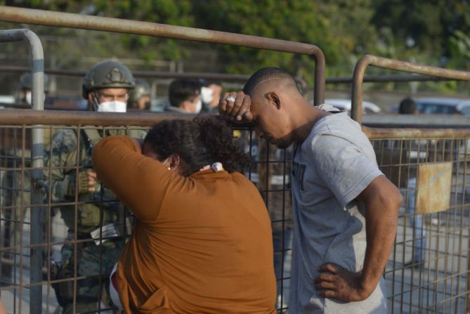 El martes, el Servicio Nacional de Atención Integral a Personas Adultas Privadas de la Libertad y a Adolescentes Infractores del Ecuador (SNAI) dijo que se habían registrado "riñas entre bandas delictivas" en uno de los pabellones de la Penitenciaría del Litoral y que hubo detonaciones con armas de fuego y explosiones.