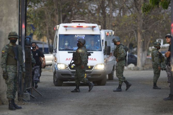 Miembros del Ejército de Ecuador montan guardia afuera de una prisión.