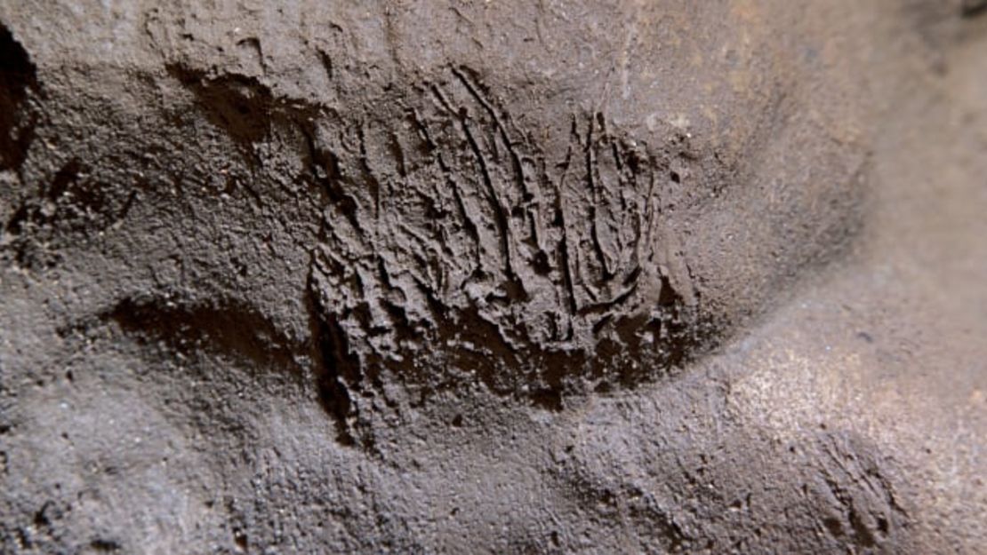 Marcas de arañazos en la pared de la cámara, hechas por un carnívoro no identificado.(Cortesía del Museo Nacional de Gibraltar).