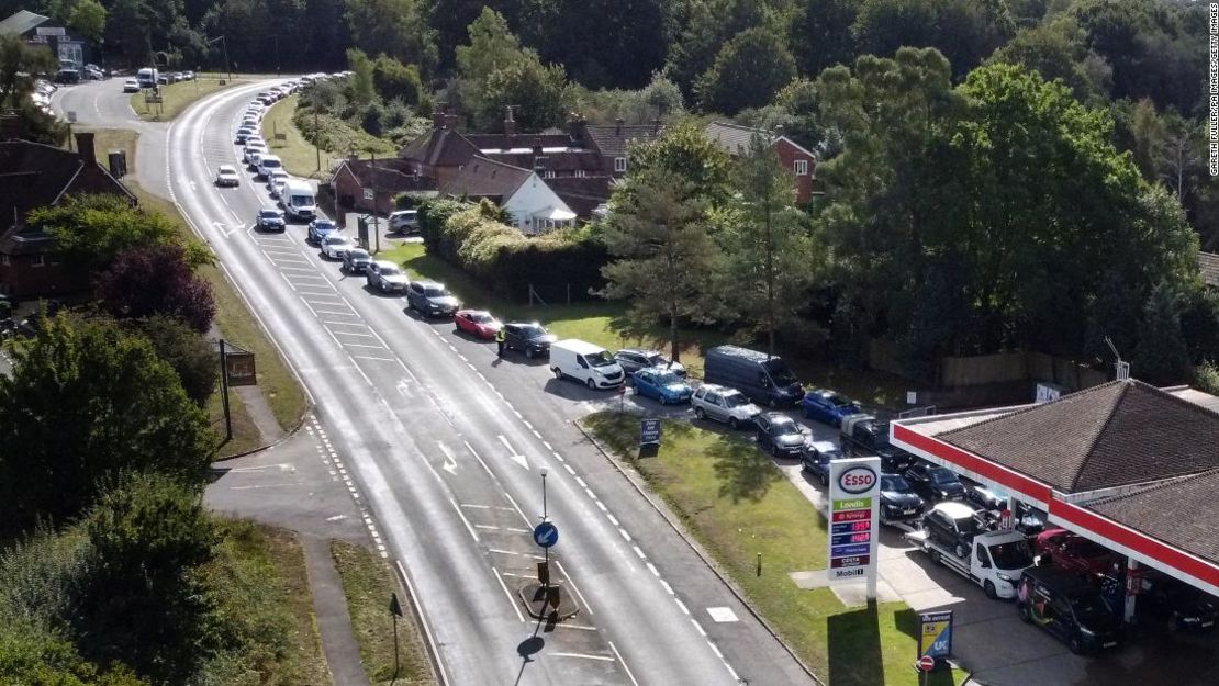 Conductores hacen fila para echar gasolina en una estación de servicio en Ashford, Inglaterra.