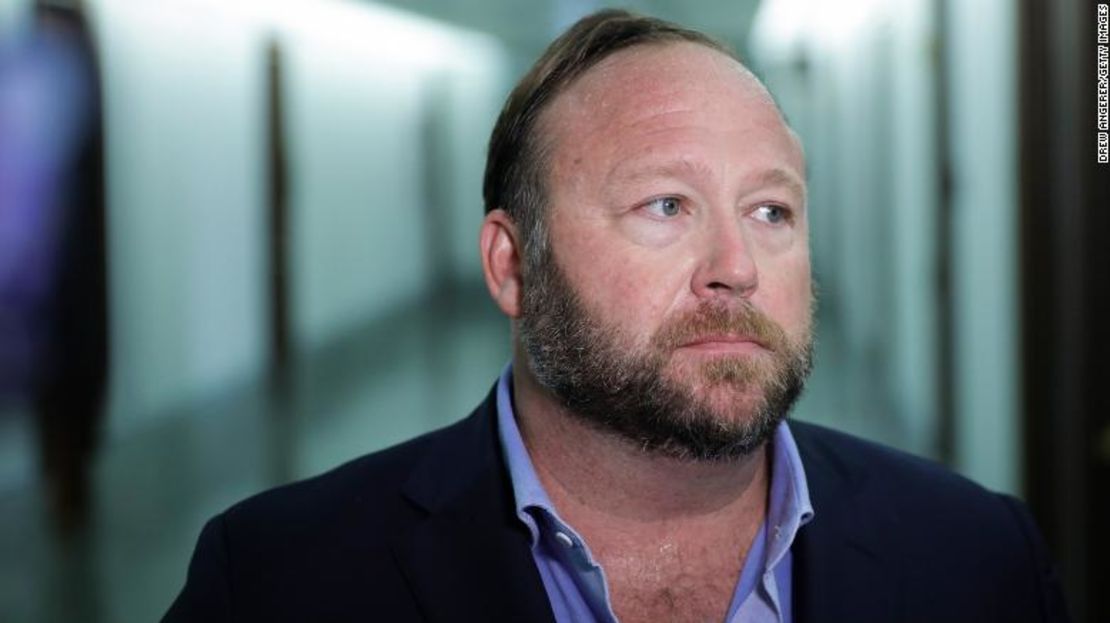 Alex Jones de InfoWars pierde dos demandas por reclamos por tiroteo de Sandy Hook.