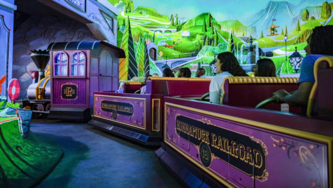 Los huéspedes suben al ferrocarril de Runnamuck como parte de Mickey & Minnie's Runaway Railway, que se inauguró en 2020.Créditos: The Walt Disney Company