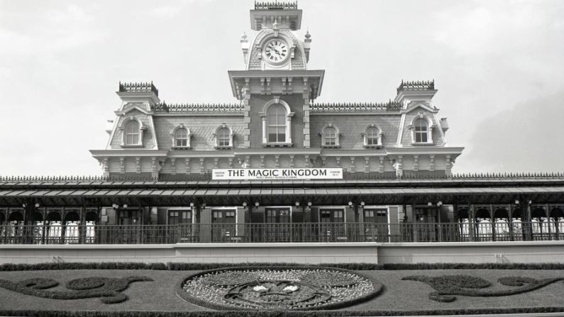 La entrada al parque Magic Kingdom en 1971. La primera fase de Walt Disney World también incluía el Contemporary Resort y el Polynesian Resort. Créditos: Disney