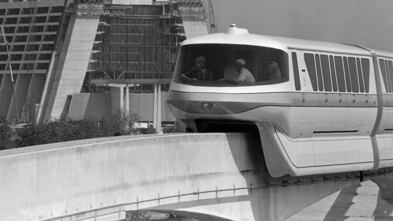 Una familia entra a Disney World a bordo de un tren que rodea el complejo en octubre de 1971. El Contemporary Resort, al fondo, aún no estaba terminado. Créditos: AP