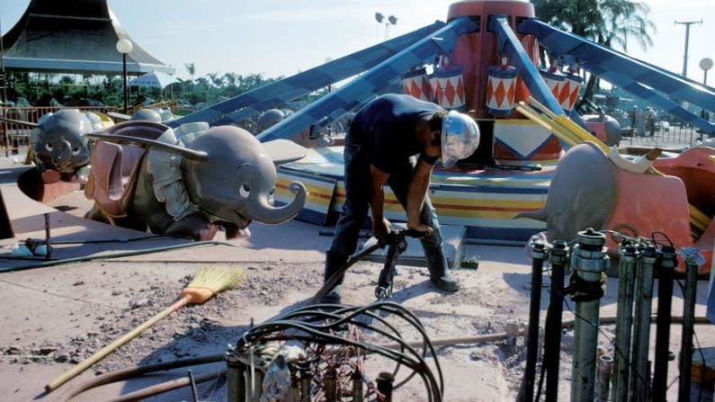 Un hombre trabaja en la atracción de carrusel Dumbo en 1971. Créditos: Disney