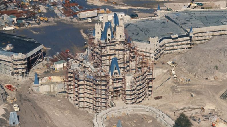 El Cinderella Castle, el icónico edificio en el centro del parque Magic Kingdom, tardó 18 meses en completarse. Desde entonces se ha convertido en un símbolo mundial de Walt Disney Co. Créditos: Disney