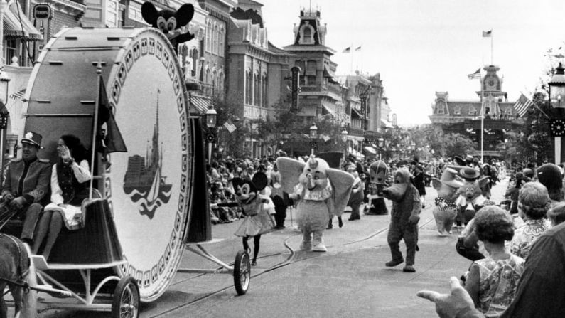 Mickey Mouse, a bordo de un gran bombo, encabeza un desfile por Main Street mientras Walt Disney World celebra su gran ceremonia de inauguración en octubre de 1971. Han pasado 50 años desde que el complejo abrió sus puertas por primera vez en Orlando. Mira el resto de las fotos para conocer otros momentos clave de su historia. Créditos: AP