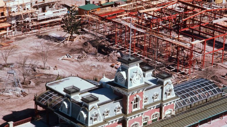 Main Street, U.S.A., el comienzo del parque Magic Kingdom, está en construcción en 1971. Créditos: Disney