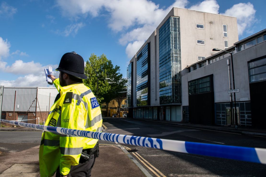 Un agente de policía se encuentra en un cordón en Consort Road donde están investigando el tiroteo de Sasha Johnson, el 24 de mayo de 2021, en Londres.