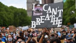 Manifestantes se reúnen para protestar por la muerte de George Floyd el 4 de junio de 2020, en Nueva York. Crédito: ANGELA WEISS/AFP/Getty Images