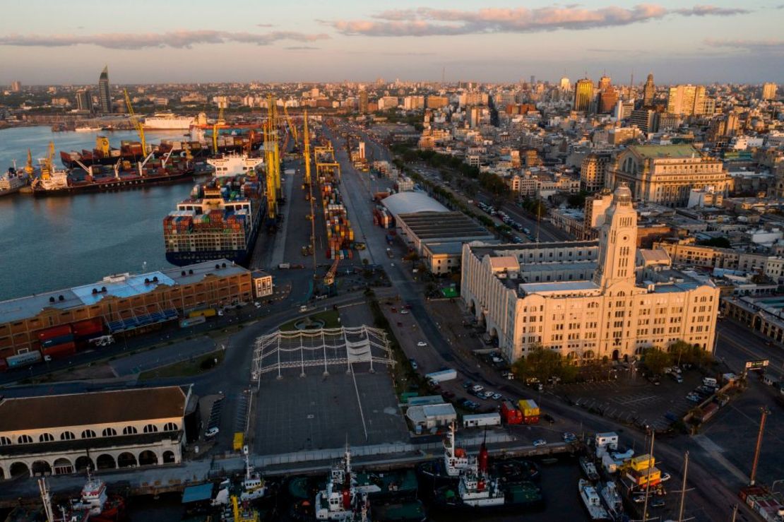 Vista aérea de la bahía y puerto de Montevideo el 5 de noviembre de 2020.