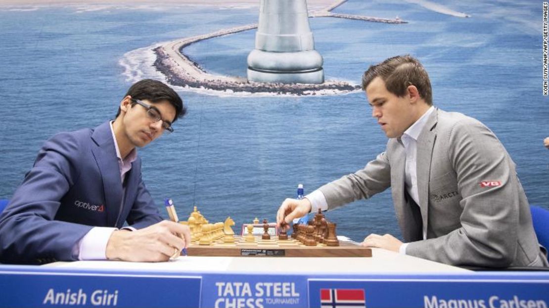 El ajedrecista holandés Anish Giri (izquierda), número uno del ranking, dice que mantenerse ágil mentalmente es la clave para convertirse en gran maestro.